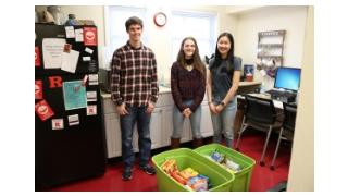 Aresty Students Donating Food to the Rutgers Pantry.